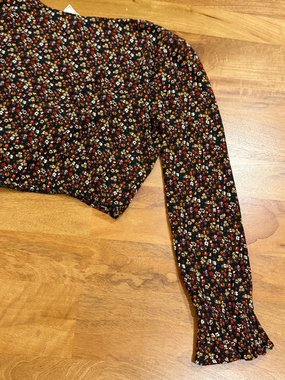 Sadie & Sage Black Floral Twist-Front Long Sleeve Crop Top Size Medium - Picture 8 of 9